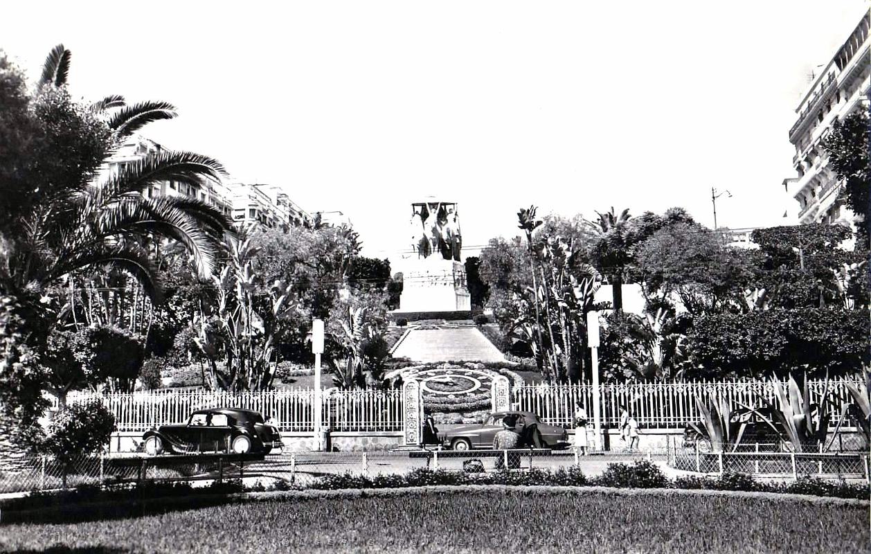 707- Alger - Avenue Pasteur et Monument aux morts.jpg
